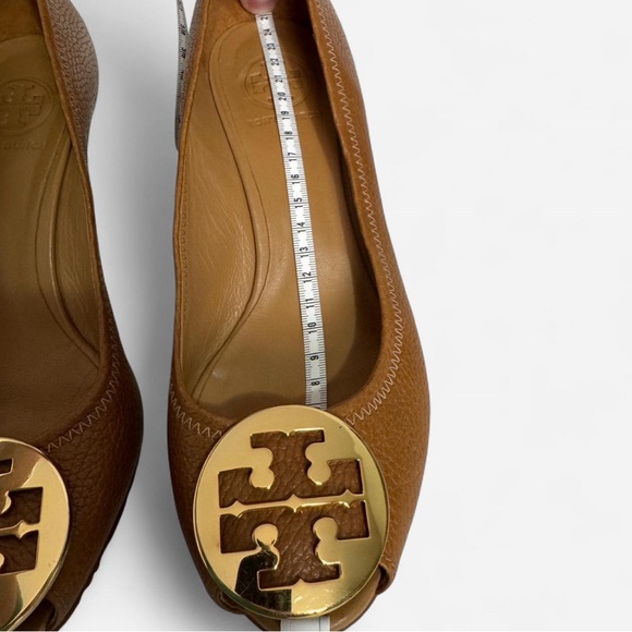 Tory Burch Tan Peep-Toe Flats with Gold Logo - Picture 7 of 10